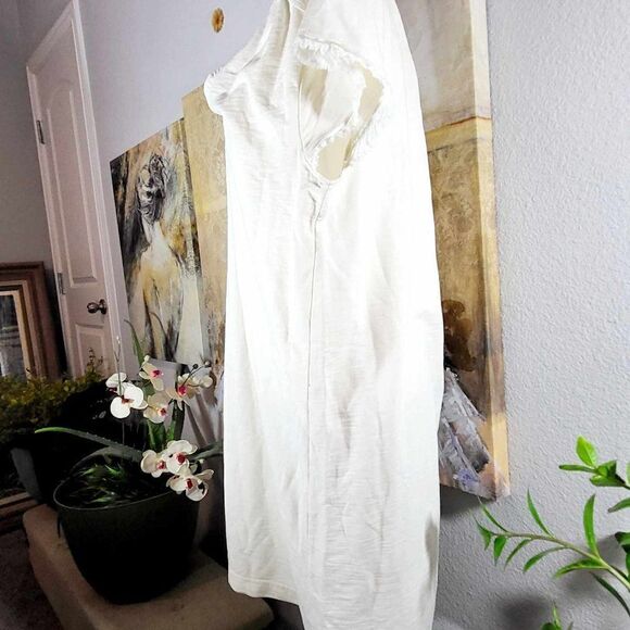 Used: Wonderland  V neck Cream Dress size L - Picture 5 of 11